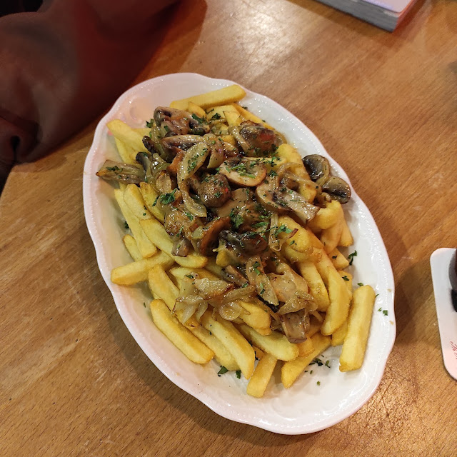Pommes Mit Champignonrahmsoße