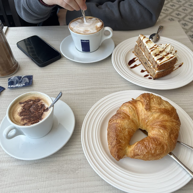 Croissant Cafe Con Leche Capuccino Y Tarta Carrot Cake