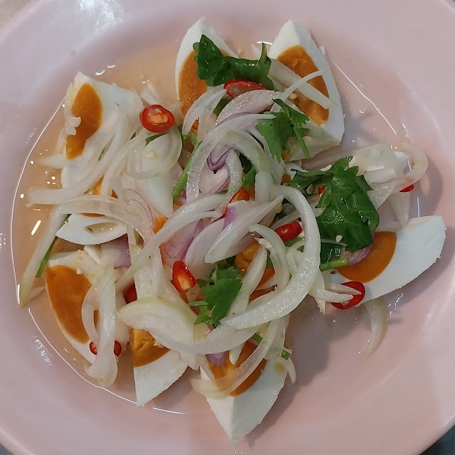 ยําไข่เค็ม
