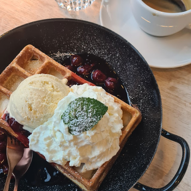 Waffeln Mit Heißen Kirschen