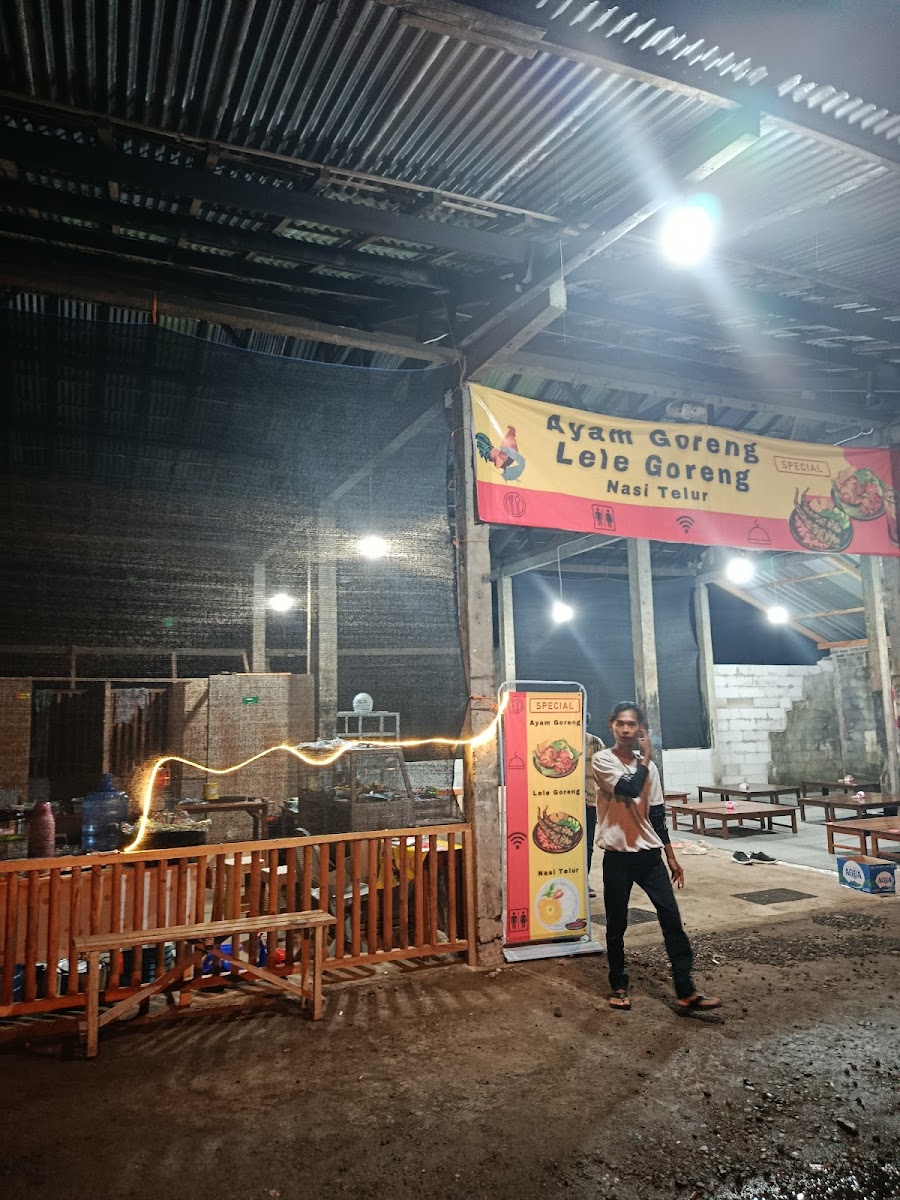 WARUNG MAKAN TUGU MENYAWAK