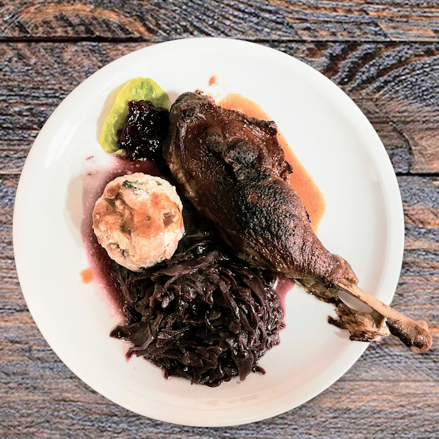 Gänsekeule Mit Semmelknödel Und Rotkraut
