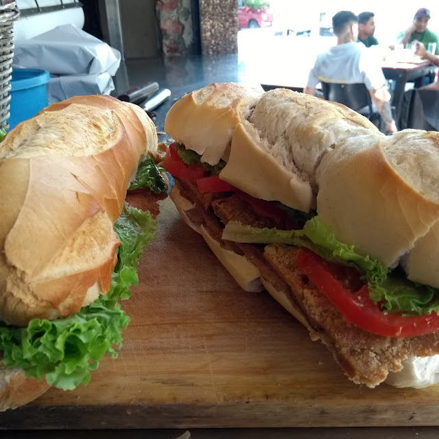 Sandwich de Milanesa Especial Tomate Y Lechuga