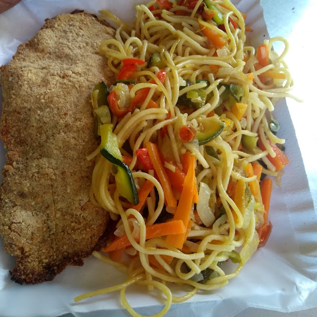 Suprema Con Fideos Y Vegetales Salteado