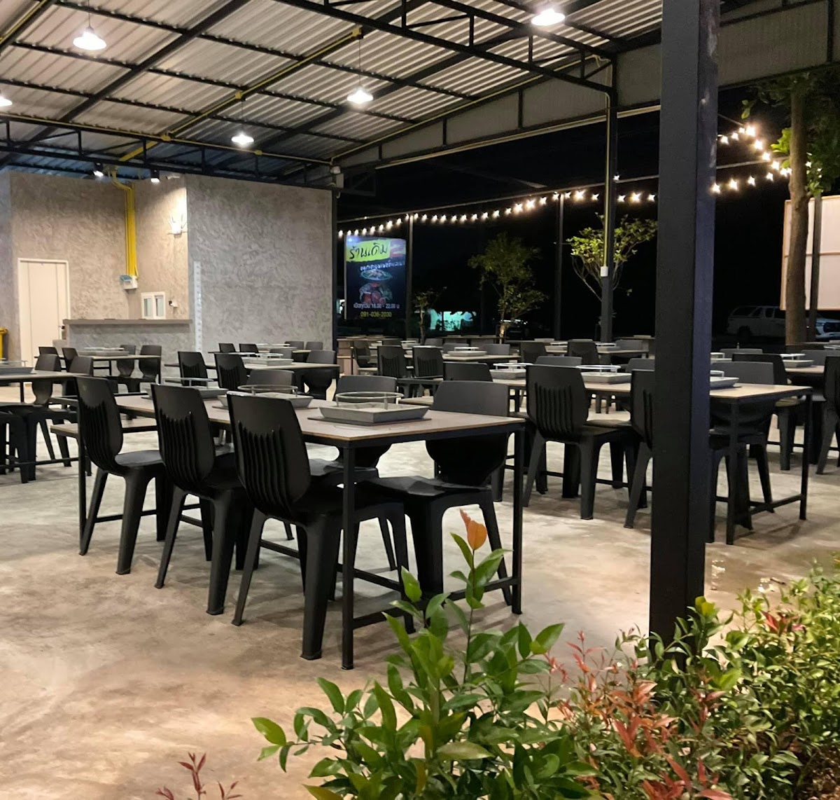 Dam moo kata restaurant