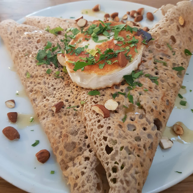 Galette Der Saison Mit Sauerrahm Grünem Spargel Und Katenschinken