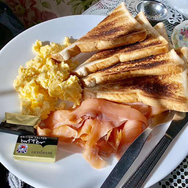 Toast with Smoked Salmon and Scramble Eggs