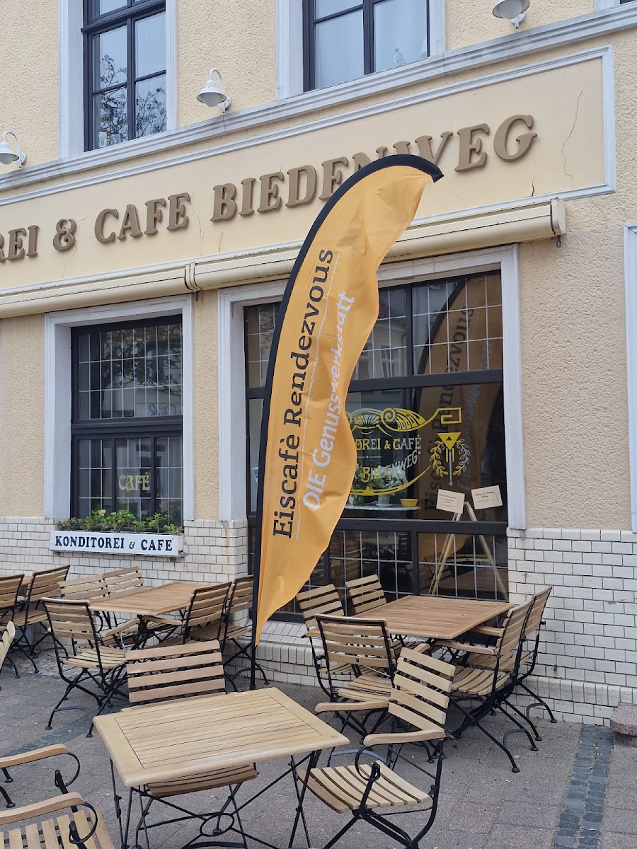 Eiscafé Rendezvous im Cafe Biedenweg