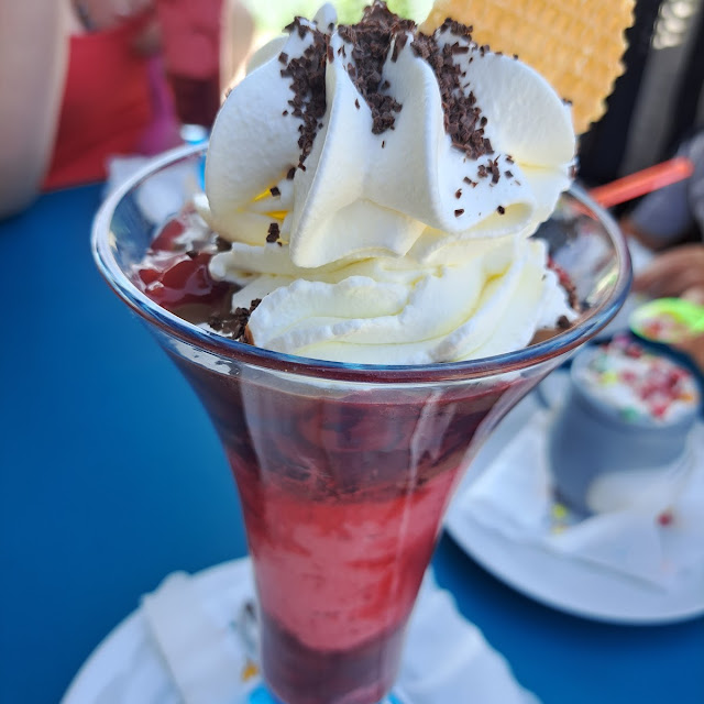Erdbeerbecher Milchkaffee