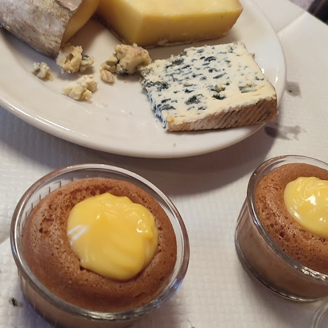 Planche de Fromages Et Baba Au Rhum