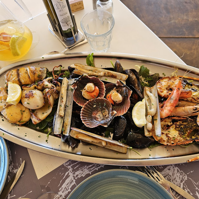 Parillada Ou Grillade de Poissons Et Fruits de Mer Plus Langouste