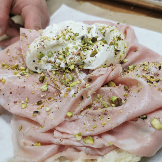 Panino Con Mortadella Pistacchio E Mozzarella Di Bufala