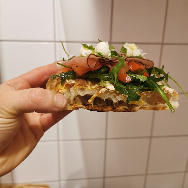 Focaccia Con Rucola Mozzarella E Prosciutto