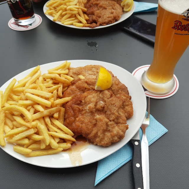 Schnitzel Wiener Art Mit Pommes