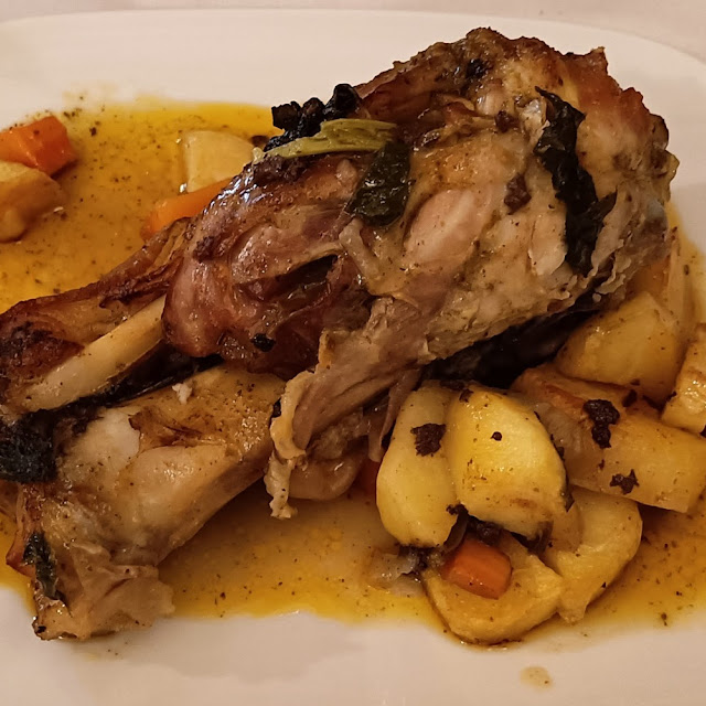 Stinco Di Maiale Con Patate Al Forno