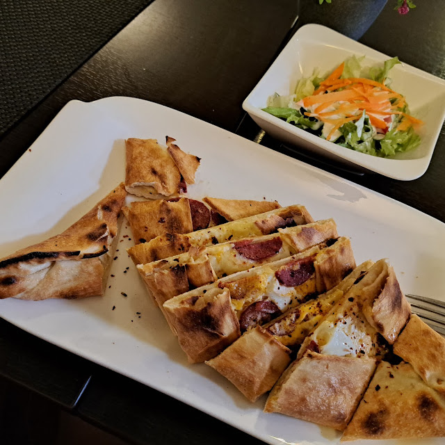 Sucuk Pide Mit Ei