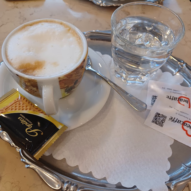 Cappuccino Servito Con Acqua