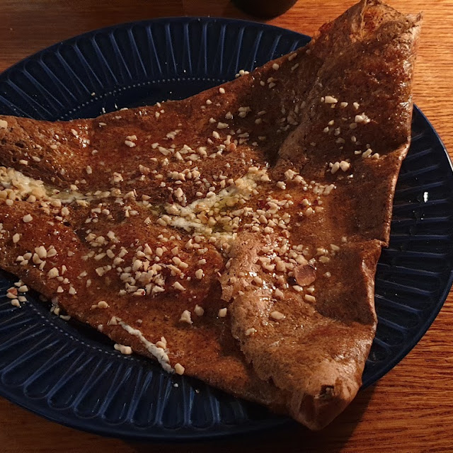 Sucre Et Sel Chèvre Rôti Aux Herbes Miel de Plozevet Éclats de Noisettes