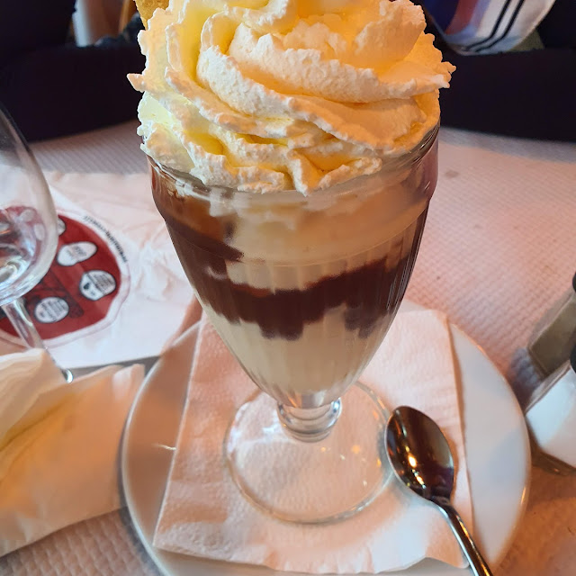 Escalope de Dinde À la Crème Et Champignons Frais Et Frites Salade