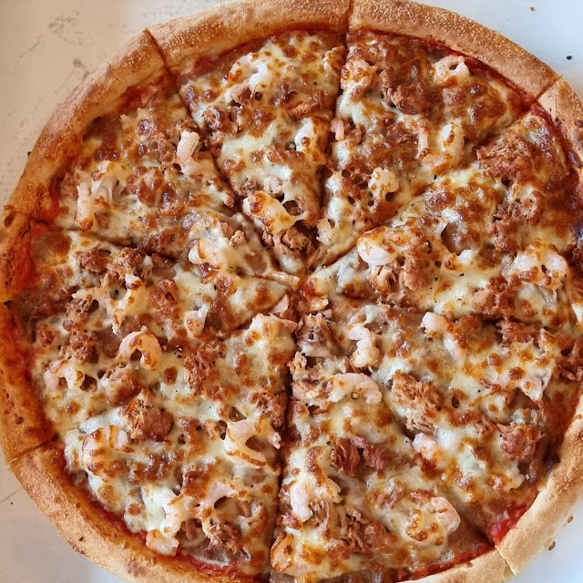 Seafood Pizza 12