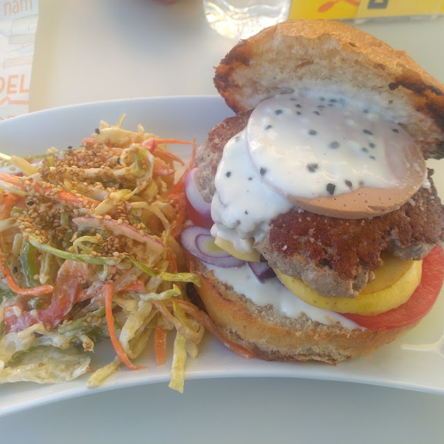 Hamburguesa Mes de Marzo Con Ensalada de Col