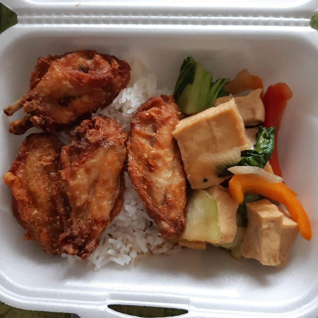 Jasminreis Mit Frittiertem Speck Und Poulet Styck Und Springroll Cauce