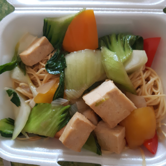 Jasminreis Mit Toffu Und Gemüse Mit Frühlingsrollen