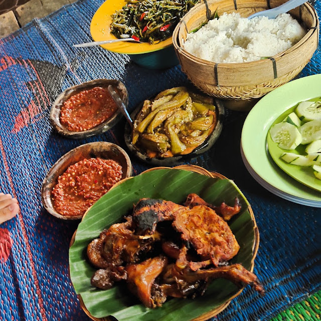 Pecel Terong Ayam Bakar Bumbu Pedas Ayam Goreng Tempe Goreng Minum Es Sinom