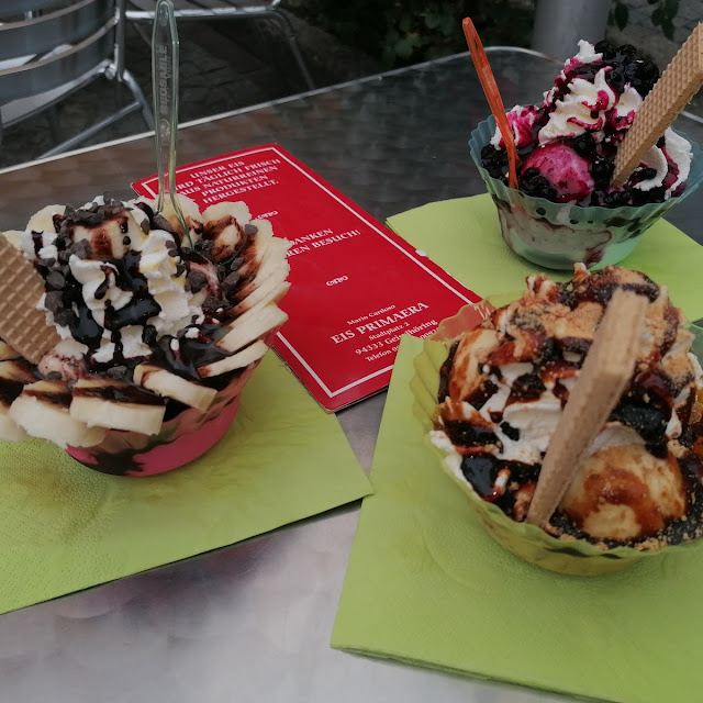 Bananensplit Heidelbeer Becher Caramel Becher