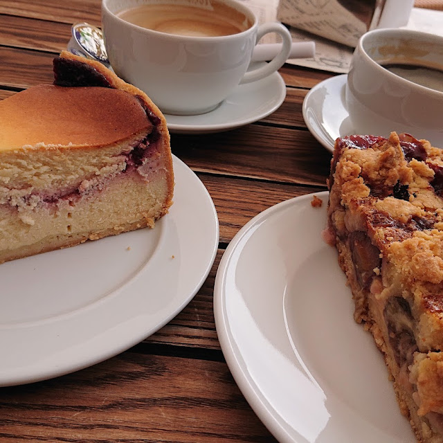 Kirsch-käse-kuchen Und Pflaume-streusel