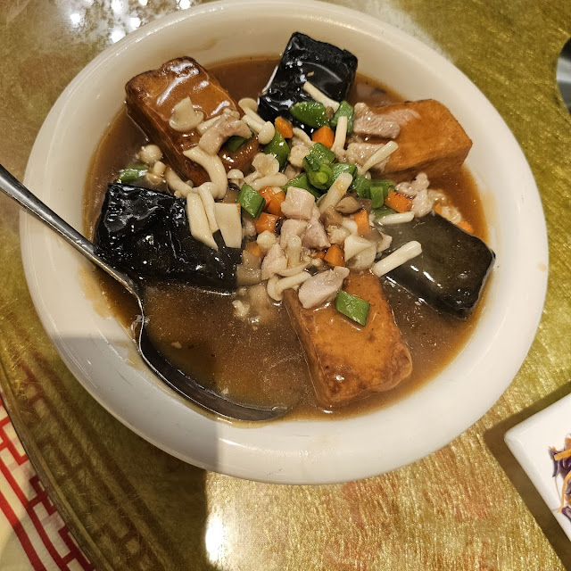 Stew Twin Beancurd in Mushrooms and Seafood