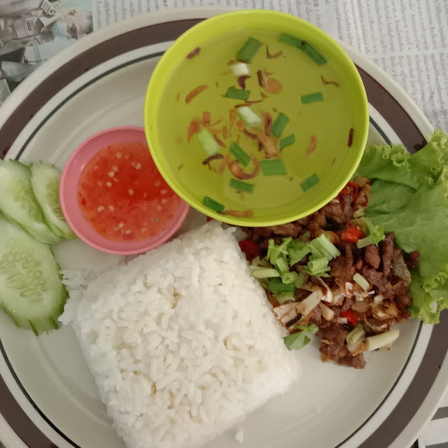 ข้าวเนื้อทอดกระเทียม