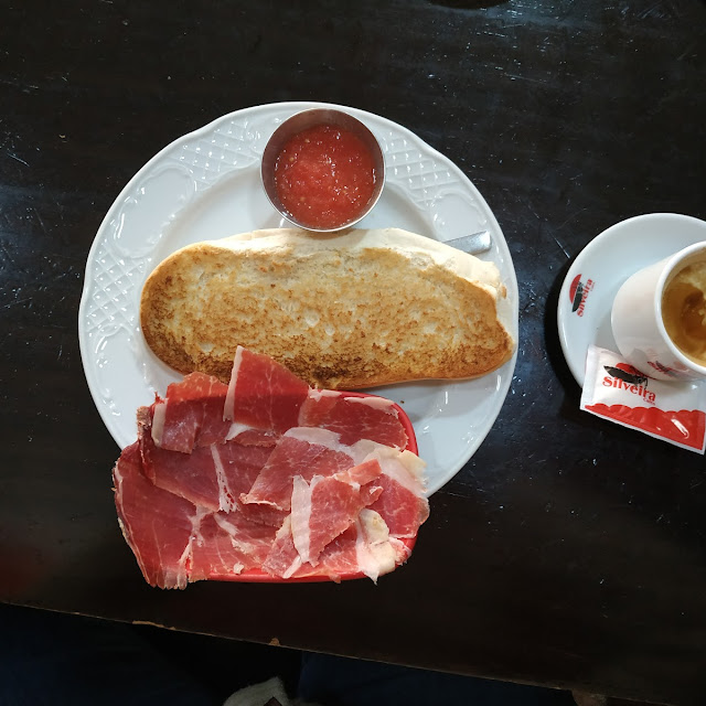 Desayuno Café Y Tostada de Jamón de la Pata Recién Cortado