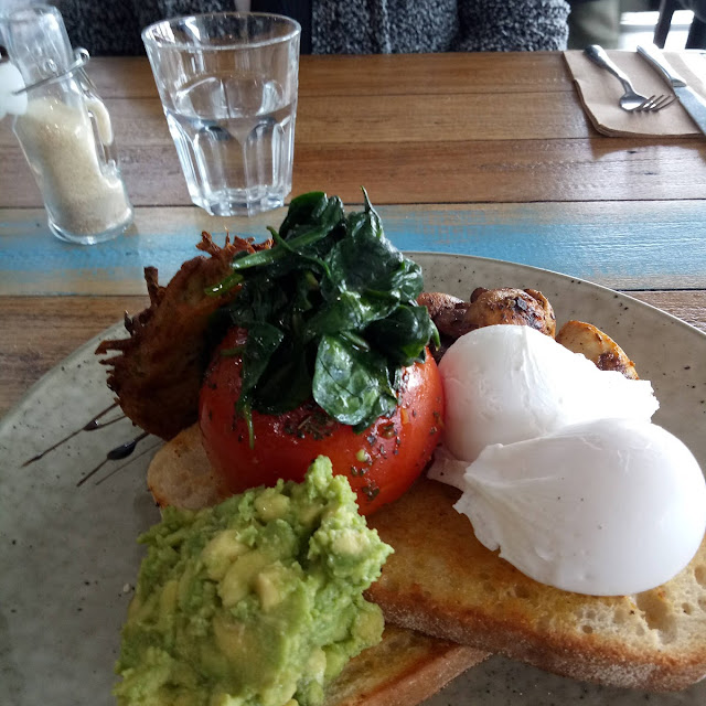 Avo Smash 173 Avocado Fetta Tomato Rocket