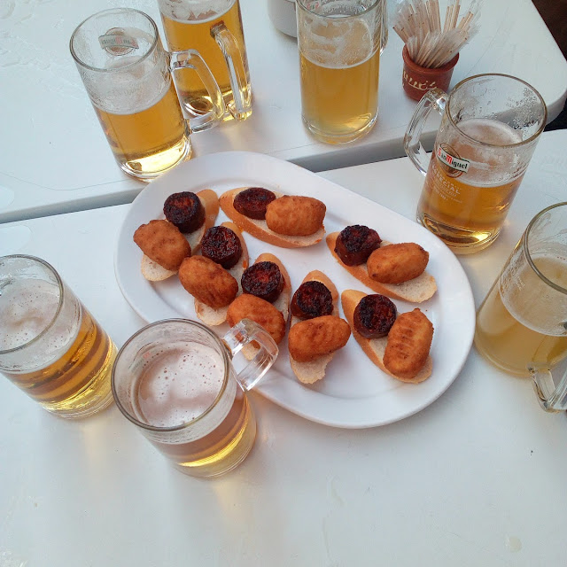 Pincho de Morcilla Y Croquetas Caseras