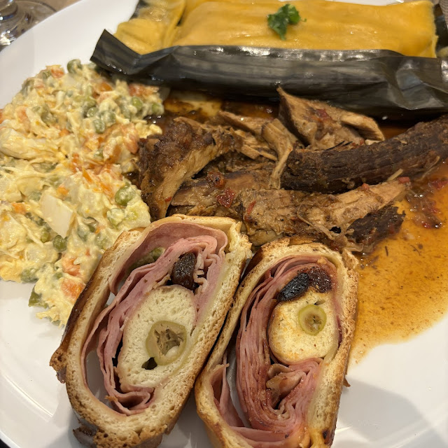 Hallaca Pan de Jamón Asado Negro Y Ensalada de Gallina