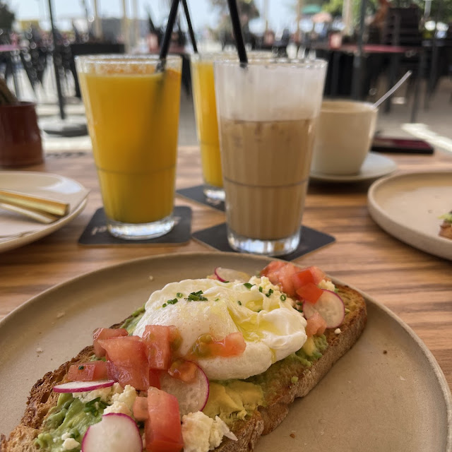 Avocado Toast Mit Pochiertem Ei