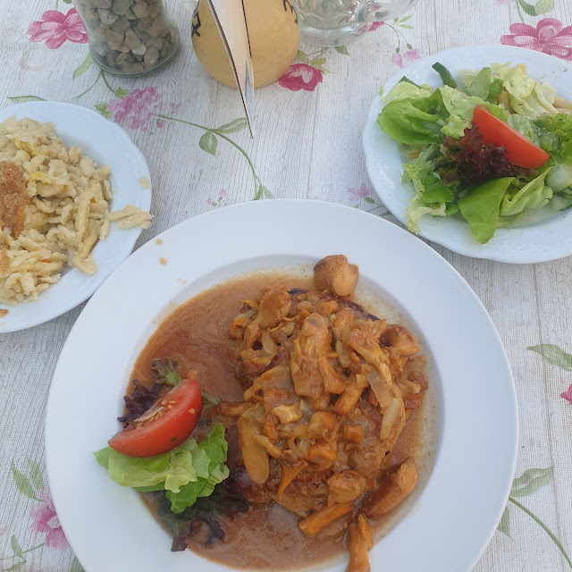 Rumpsteak Mit Röstzwiebeln Kräuterbutter Pommes Und Salat