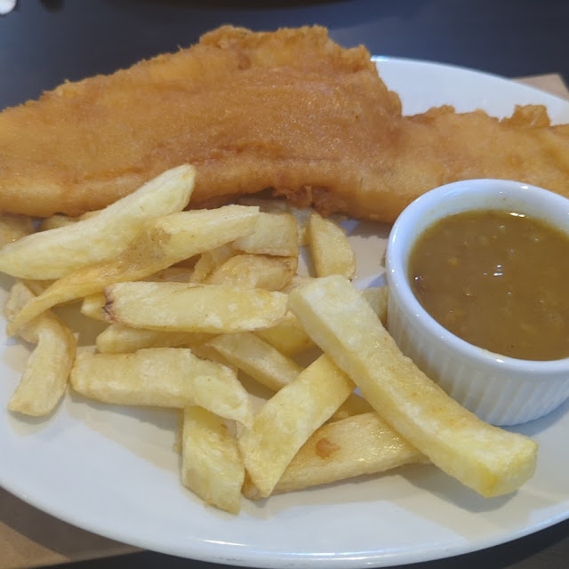 Fish and Chips and Currysauce