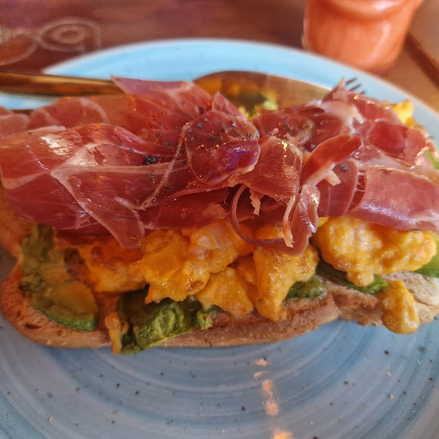 Toast Con Avocado Uova E Prosciutto Crudo