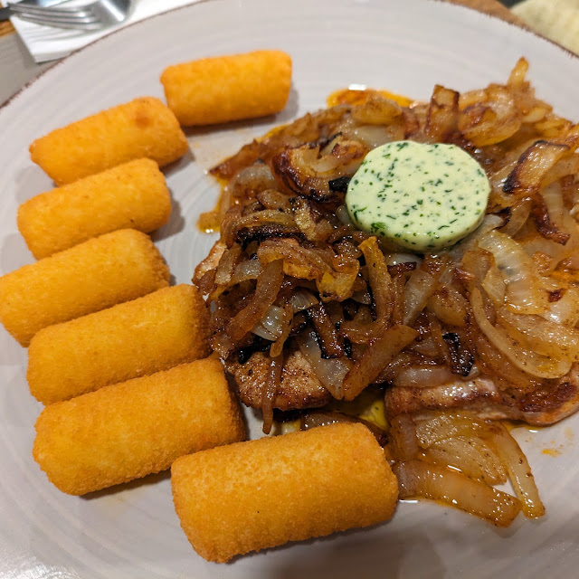 Schweinesteak Mit Zwiebeln Und Kräuterbutter