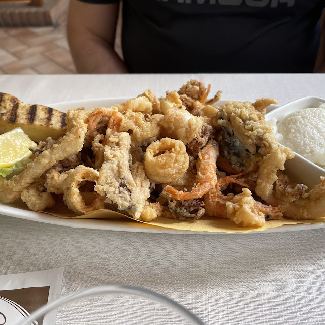 Fritto Misto Di Pesce Con Patatine Fritte