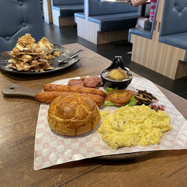 Breakfast Set with Polo Bun