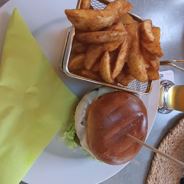 Clubheim Burger Mit Wedges Und Kräuterquark