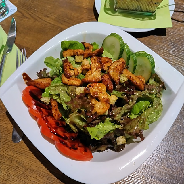 Großer Salat Mit Hähnchenbrust