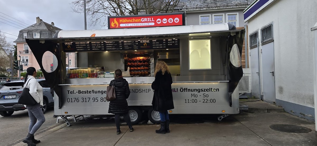 Hähnchengrill am Lindenbaum