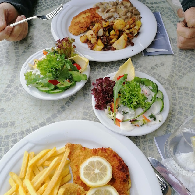 Champignonrahmschnitzel Mit Bratkartoffeln Und Ein Kl Salat