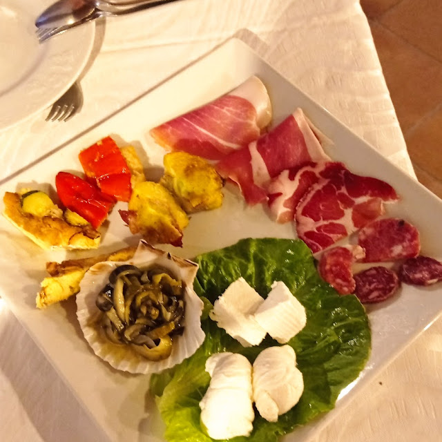 Antipasti Con Salumi E Formaggi Locali