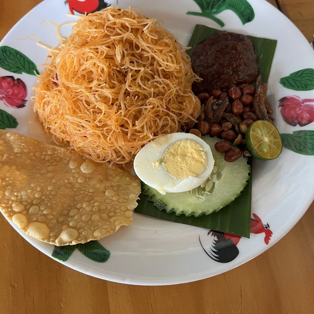 Mee Siam with Chicken Cube