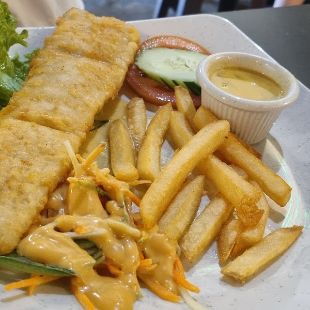 crispy fish & chips w black pepper sauce 黑胡椒炸鱼扒